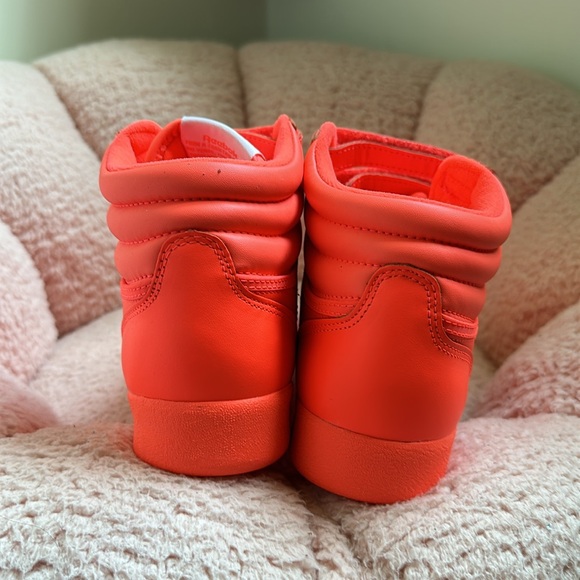 Brand New Neon Orange Reebok Training sneakers Size 8 - Picture 4 of 8